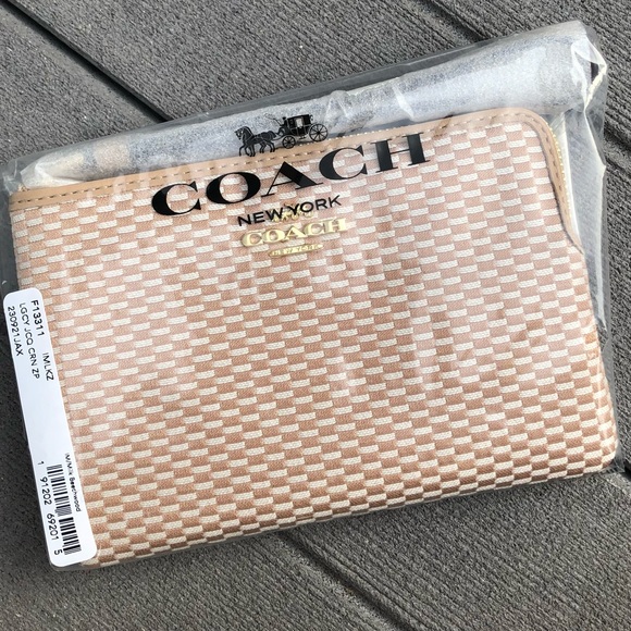 ❌SOLD❌🆕🌼COACH CORNER ZIP WRISTLET🌸 - Picture 2 of 3